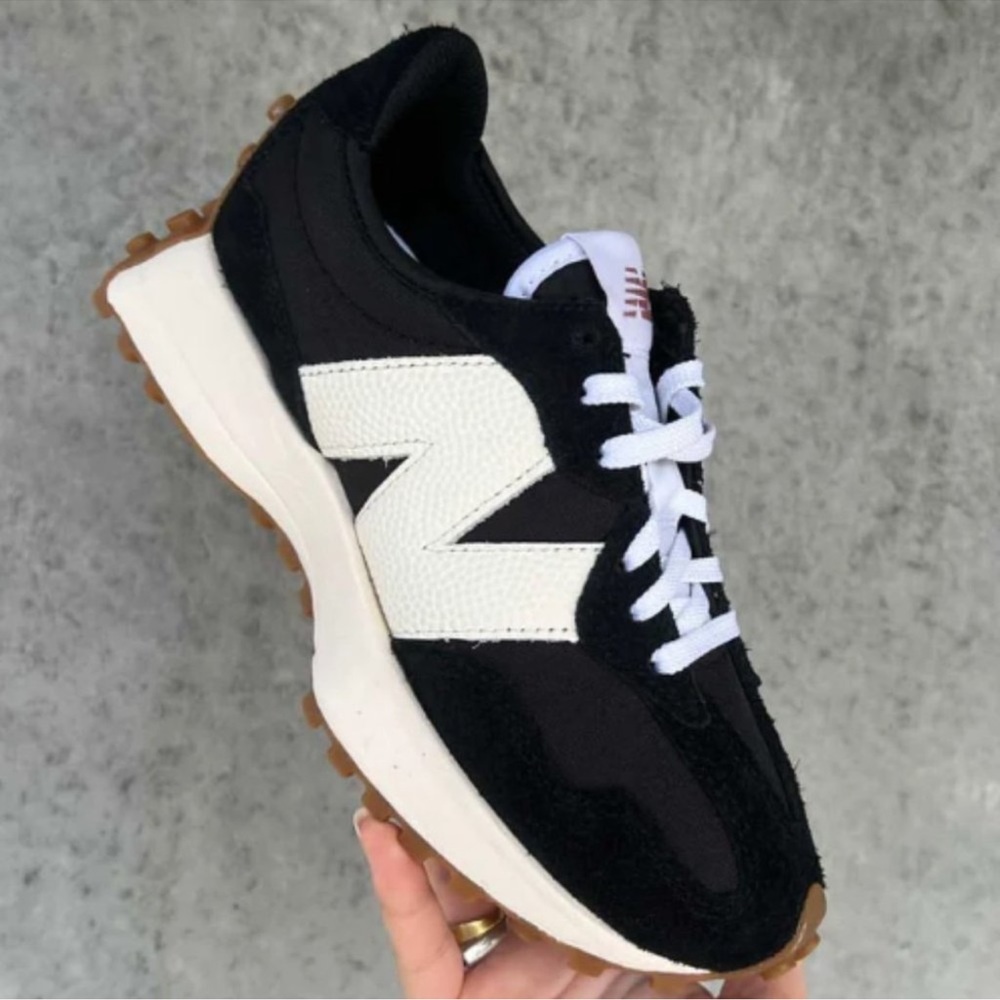 NEW BALANCE 327 Womens Sneakers Shoes Black/White Leather Logo Size 5